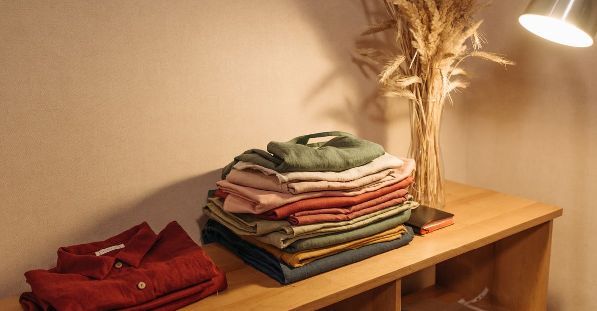 Como organizar o guarda-roupa: guia completo do início ao fim