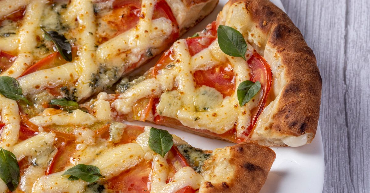 Como esquentar pizza e deixar a borda crocante de novo