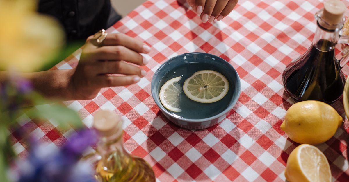 O vapor com vinagre ou limão é o jeito mais fácil de limpar o micro-ondas