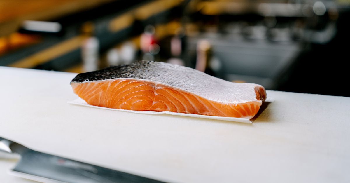 O segredo é secar bem o peixe e esperar a frigideira e o óleo ficarem bem quentes antes de fritar